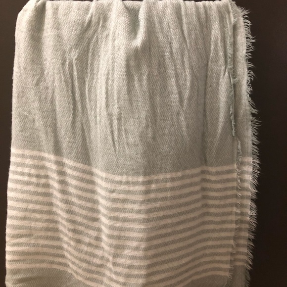 Shawl - Picture 3 of 5